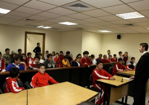 Alumnos de la Escuela República del Perú