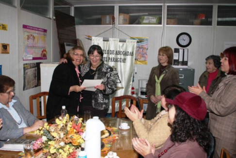 Momento en que le entregan la distinción a la doctora Line Bareiro