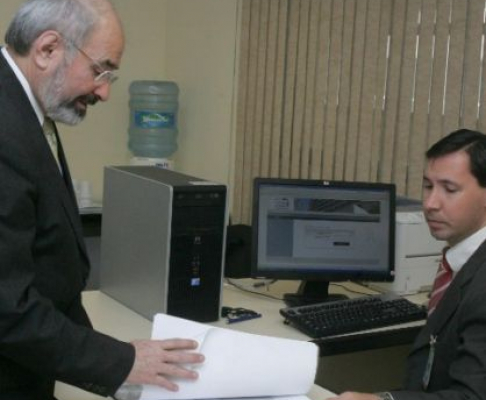 El magistrado Carlos Ortiz Barrios estuvo presente durante el sorteo de designacion de Tribunales de Sentencia.