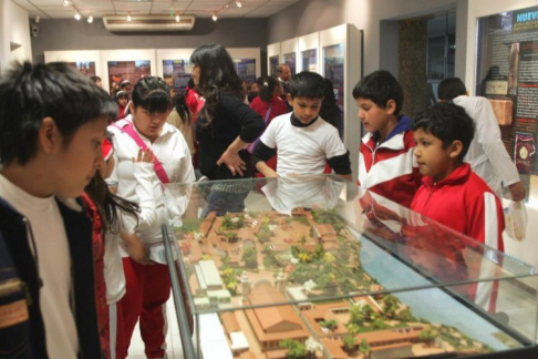 Alrededor de niños y niñas de la Escuela 