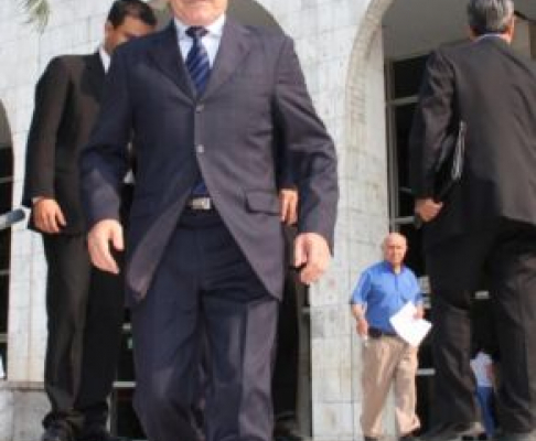 Lino Oviedo, retirándose de Tribunales