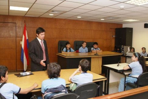 Los alumnos participaron activamente del recorrido y aclararon sus dudas con los funcionarios que los recibieron.