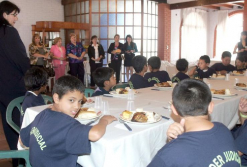 Los lustrabotas compartieron un almuerzo por la llegada de la Primavera y aprovecharon para acompañar a la señora Marité de Torres Kirmser por su cumpleaños.