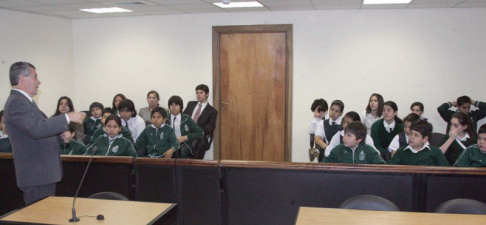 El defensor público, Carlos Flores, durante la charla que brindo a los alumnos del Colegio 
