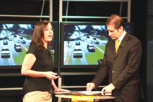 La magistrada María Mercedes Boungermini junto a Benito Fleitas durante la emisión del noticiero central de Unicanal