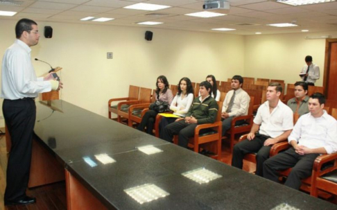 Estudiantes de la carrera de Derecho de la Universidad Uninorte de Caaguazú con el el Secretario General de la Corte Suprema de Justicia, doctor Alejandrino Cuevas. 