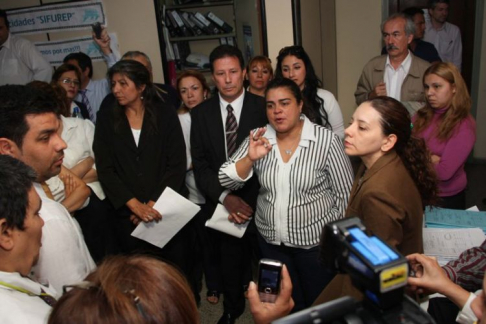 La directora de los Registros Públicos explicando a los funcionarios acerca del procedimiento encabezado por el fiscal Giuzzio.