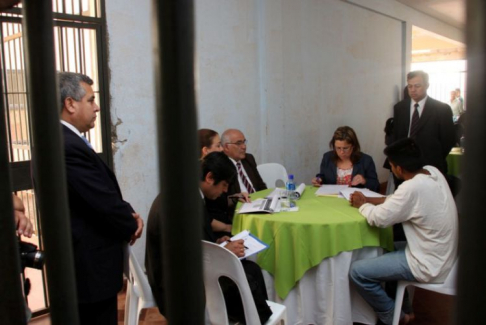El doctor Blanco entrevistó a más de 20 reclusos para verificar el estado de sus causas.
