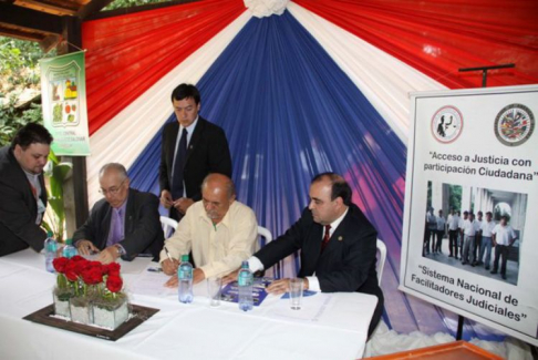 Momento de la  firma de convenio para la implementación del sistema de Facilitadores Judiciales en J. Augusto Saldívar