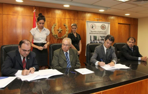 Durante la firma de convenio.