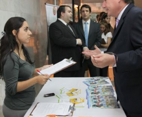 Los funcionarios del CEJ se encargan de entregar los formularios en sobres cerrados