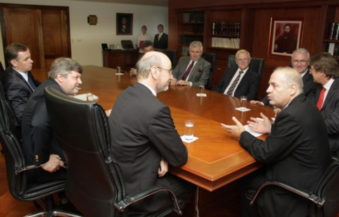 Parlamentarios austriacos con el presidente de la Corte Suprema de Justicia.