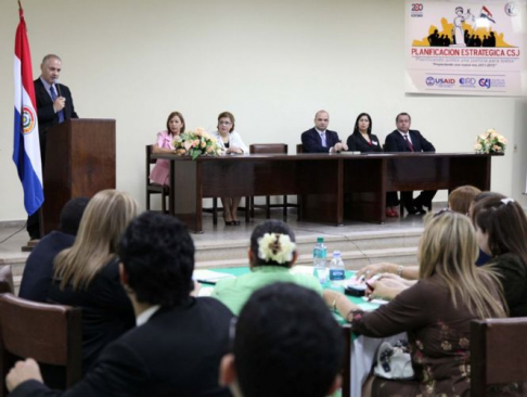 Momento en que el ministro de la Corte Suprema de Justcia doctor Víctor Núñez, brindaba detalles acerca de la campaña