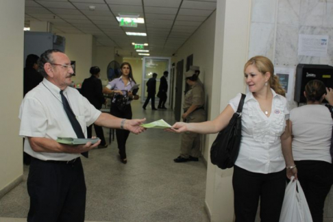 Instante en que una de las funcionarias recibe el folleto explicativo sobre el Sistema Disciplinario