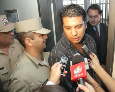 El detenido Nery Rupert al momento de ingresar al retén del Poder Judicial