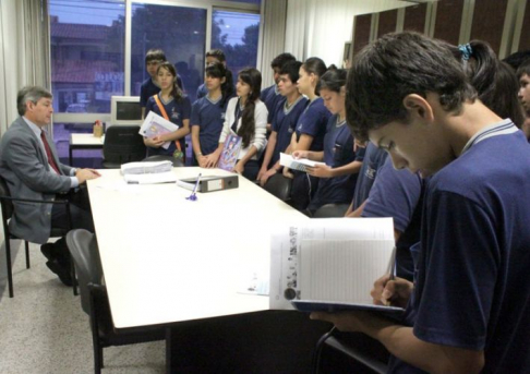 El doctor José Agustín Fernández con los alumnos de la Escuela 