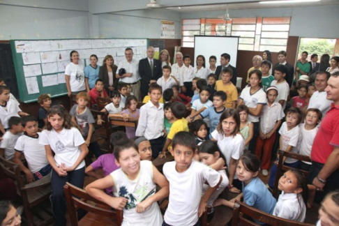 El director Padre Luis Asarta y los alumnos y alumnas recibieron al presidente de la Corte Suprema de Justicia, doctor Luis María Benítez Riera en el cierre de la Campaña Educativa