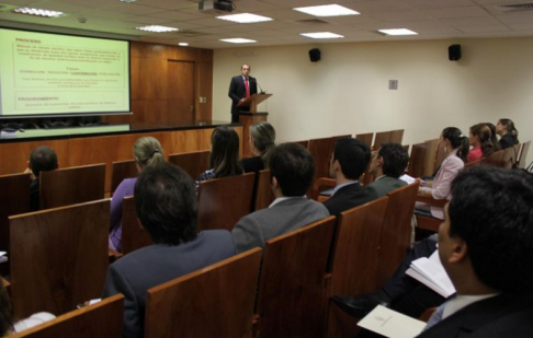 El doctor Gustavo Calvinho durante su ponencia en el curso de Derecho Procesal Civil