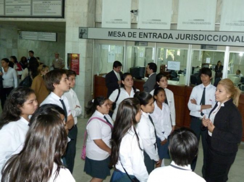 Alumnos del Colegio “Mater Dei” visitaron hoy el Palacio de Justicia de Asunción