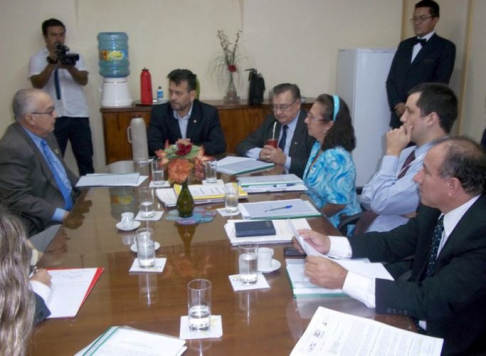 El ministro Oscar Bajac durante la reunión con los diputados