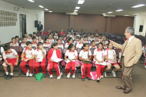 El defensor Público, Carlos Flores  con los alumnos del Colegio “Maria Auxiliadora” de Loma Pyta .