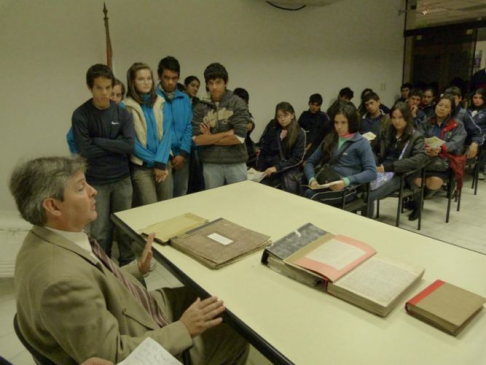 El juez José Agustín Fernández explicó detalles del Archivo del Terror a los alumnos de los dos colegios