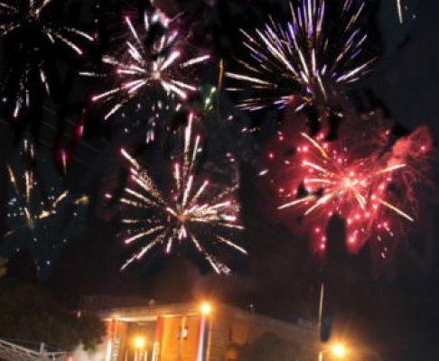 Fuegos articiales en los festejos del Bicentenario en la sede judicial de Villarrica