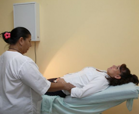 Obstetra realizando examen de PAP
