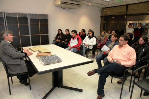 Estudiantes de Caaguazú con el doctor, José Agustín Fernández