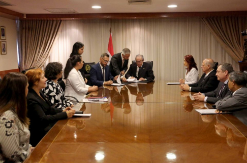 El titular de la máxima instancia judicial, Dr. Raúl Torres Kirmser, junto con el rector de la Universidad Americana, Sergio Duarte Masi, durante la firma del convenio.