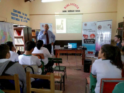 El doctor Ángel de la Cruz Martínez Caimén, miembro del Tribunal de Apelación de la Niñez y la Adolescencia fue el disertante en el Colegio Mariscal Estigarribia de Caraguatay.