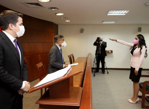 El ministro de la CSJ doctor Manuel Dejesús Ramírez Candia, tomó juramento de rigor en carácter de secretaria del Juzgado de Paz de Carayaó a la abogada Gloria Marlene López Almirón.