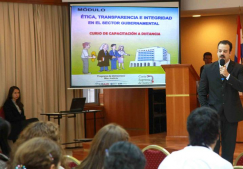 El abogado Gonzalo Sosa, director de la oficina de Ética Judicial, se encargó de la presentación