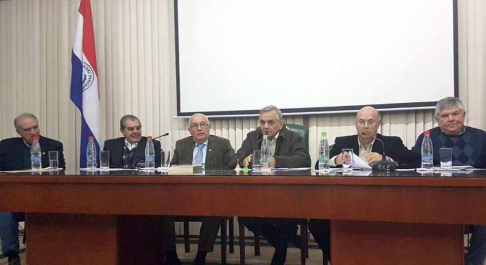 Ministro Miguel Óscar Bajac, en reunión con integrantes de la Comisión Directiva de la Asociación Rural del Paraguay.
