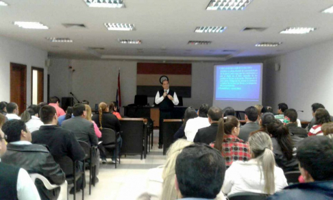 El doctor Waldir Servín durante su ponencia en la sala de juicios orales del Palacio de Justicia de Pedro Juan Caballero.