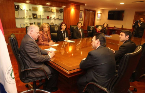 El acuerdo fue firmado por el titular de la máxima instancia judicial, doctor Luis María Benítez Riera y el presidente de la citada entidad bancaria, licenciado Carlos Alberto Pereira. Además, participaron las ministras Alicia Pucheta y Miryam Peña.