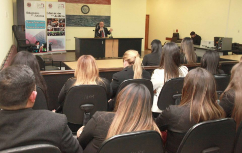 Estudiantes de la UNE dialogaron con el camarista Pedro Mayor Martínez