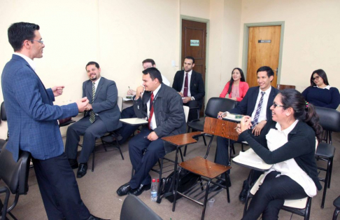 Charla dictada por el doctor Édgar Rivas Laguardia sobre regulación de honorarios profesionales.