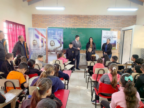 Representantes del Poder Judicial acercan servicios de justicia a la comunidad educativa en Yegros.