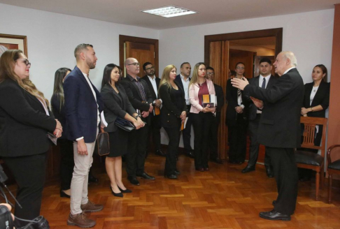 Alumnos fueron recibidos  por el ministro de la Sala Penal de la Corte Suprema, Prof. Dr. Luis María Benítez Riera.
