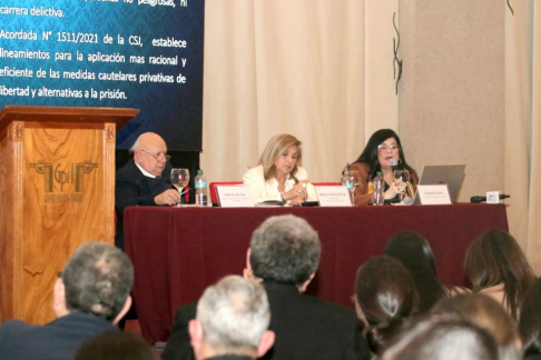 Ministra Llanes disertó en la jornada denominada “Nuevos desafíos del sistema penitenciario”.