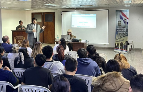 El doctor Ubaldo Matías Garcete Piris, Juez Penal de la Adolescencia del Segundo Turno de la Capital, desarrolló una ponencia centrada en los aspectos de la responsabilidad médica y penal.