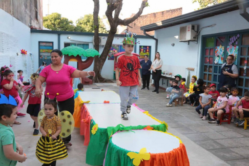 Durante la actividad, niños y niñas lucieron disfraces alegóricos de superhéroes y princesas, llenando de color y alegría la pasarela.