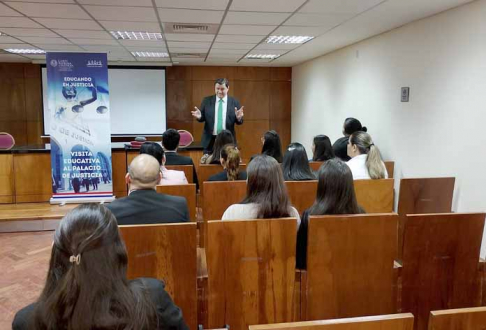 El magistrado Enrique Mercado Rotela abordó la importancia de la regulación de honorarios profesionales. 