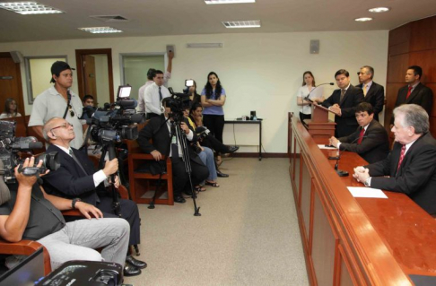 Conferencia de prensa para explicar la implementación del Sistema de Registro de Causas en Línea.