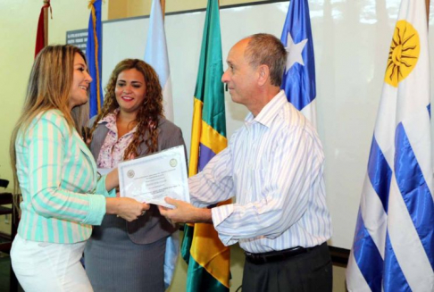 Entrega de certificados a participantes de dicho taller.