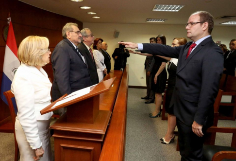 Autoridades judiciales toman juramento a jueces y fiscal.