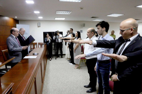 Presidente y ministro tomaron juramento a naturalizados. 