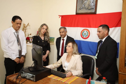 El ministro de la Corte Suprema de Justicia y superintendente de la Circunscripción Judicial de Caaguazú, doctor Manuel Ramírez Candia, encabezó el acto de implementación del Expediente Judicial Electrónico en el Juzgado de Paz de Tembiaporá.