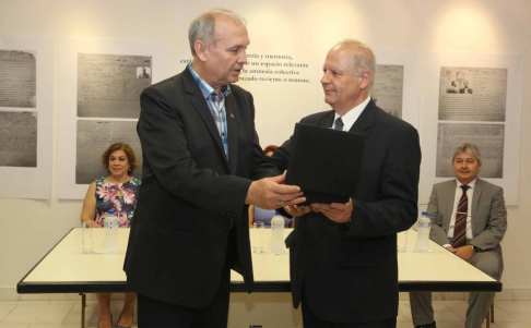 El intendente municipal Mario Ferreiro, hizo entrega del reconocimiento al ministro de la Corte Suprema de Justicia, Luis Maria Benitez Riera, agradeciendo su invaluable colaboración con la Justicia y la Verdad.